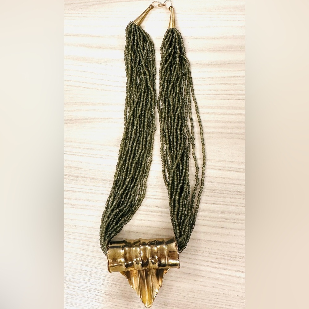 11.5” Green VTG Plastic Beads Rope w/ Gold Intricate Design Pendant Necklace - Picture 4 of 5